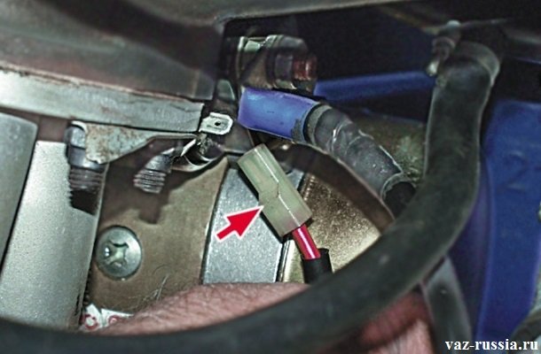 Отсоединение колодки проводов от вывода тягового реле стартера