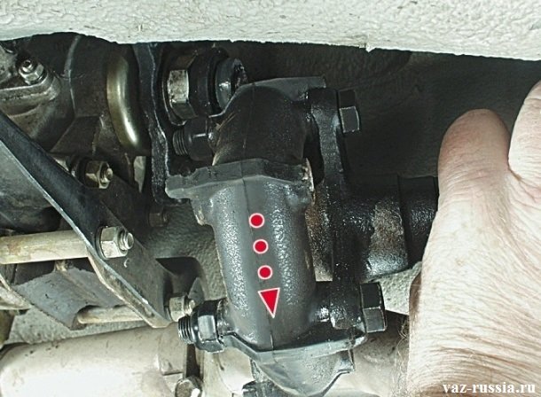 Отсоединение муфты кардана от фланца коробки передач