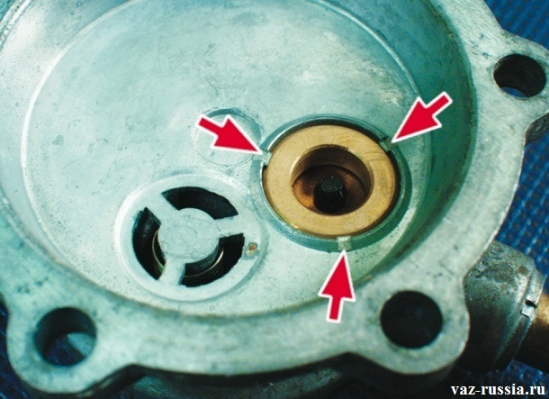 Стрелки указывающие на клапан верхнего корпуса насоса