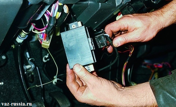 Отсоединение колодки проводов, от блока иммобилайзера, и последующие его снятие с автомобиля