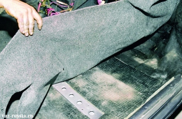 Снятие коврового покрытия пола с автомобиля