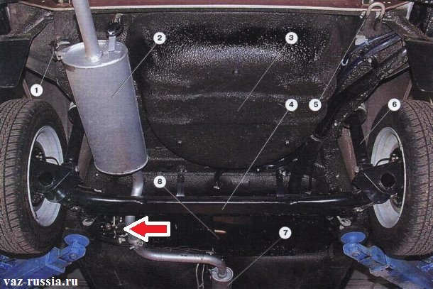 Стрелкой показано где находится регулятор давления на современных автомобилях. Именно на этой фотографии изображена «ВАЗ 2109».