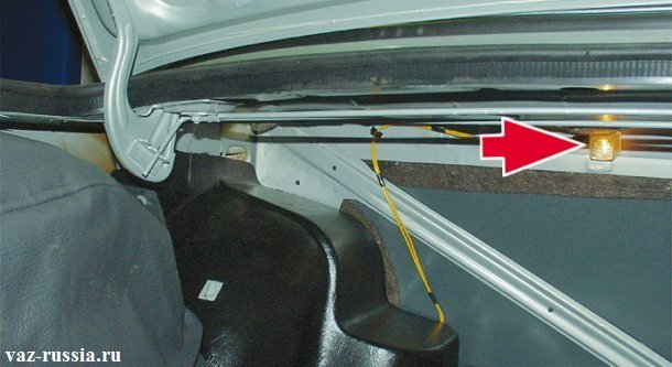 Стрелкой указано местонахождение фонаря освещения багажника