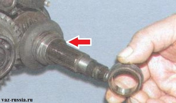 Снятие сперва внутреннего кольца с вала, а затем снятие ведущей шестерни привода спидометра