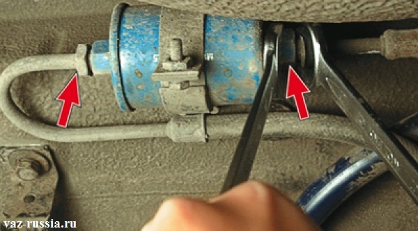 Ослабьте две гайки при помощи двух гаечных ключей, которые крепят топливные трубки к данному фильтру