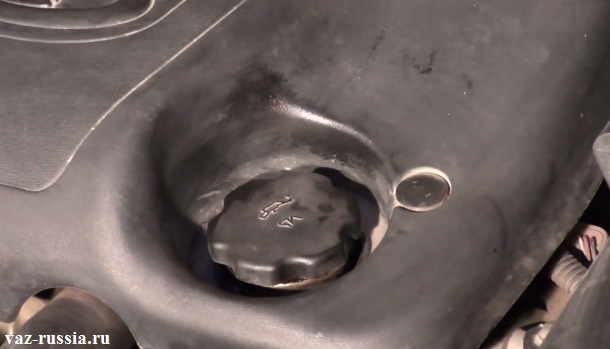 Крышка масло заливной горловины, отвернув которую вам нужно будет заливать во внутреннюю часть двигателя моторное масло