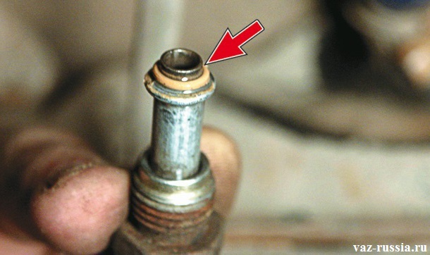 Стрелкой указано уплотнительное кольцо одной из топливной трубки, которое нужно будет снять и осмотреть на наличие повреждений