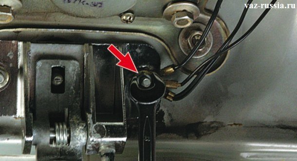 Отворачивание при помощи гаечного ключа гайки крепления провода массы, который идёт на стоп-сигнал расположенный в спойлере автомобиля