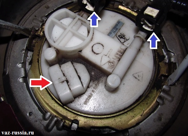Красной стрелкой показано место в которое вставляется колодка проводов и которую нужно будет отсоединить, для того чтобы стравить давление в системе, а двумя синими стрелками указаны топливные трубки