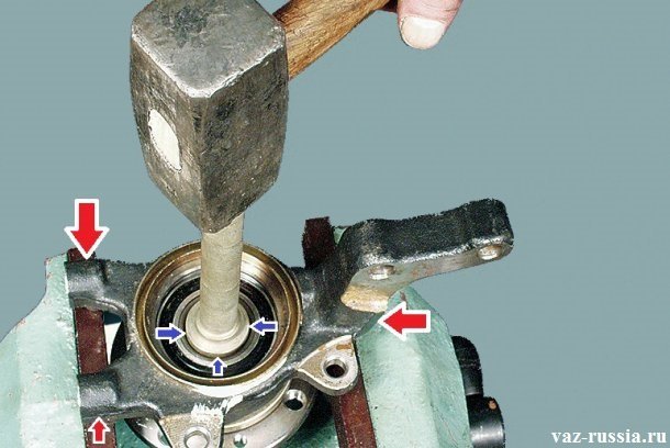 Выпрессовывание ступицы при помощи выколотки и тисков