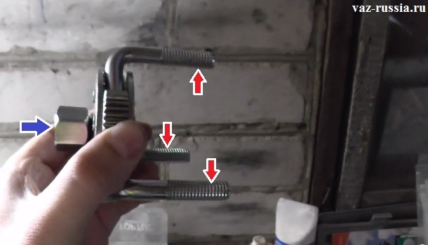 На фото показан специальный ключ для отворачивания масляного фильтра и показан его принцип работы