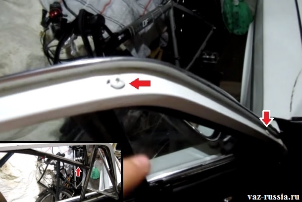Два винта крепления поворотного стекла, а на маленьком фото показан стрелкой верхний уплотнитель который вам нужно будет поддеть отвёрткой и снять с двери автомобиля