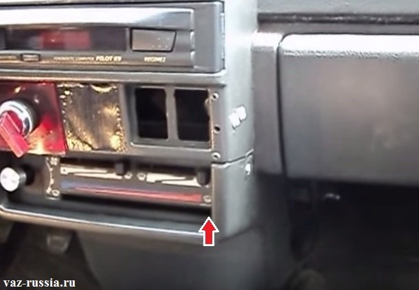 Стрелкой показано куда вам нужно будет перевести ручку отопления в вашем автомобиле