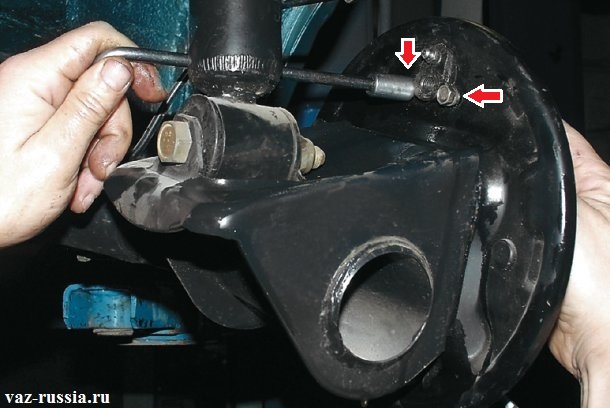Выкручивание двух болтов крепления рабочего тормозного цилиндра к щитку тормозного барабана