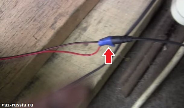 Зарядное устройство к которому примотано два провода