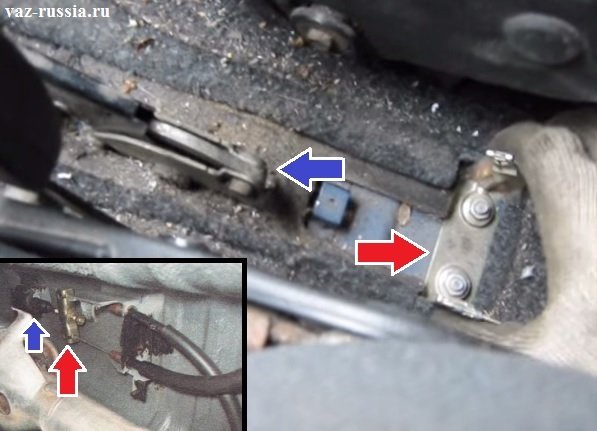 На фотографии показано местонахождение троса ручника в автомобиле
