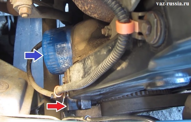 Стрелкой показано где находится датчик положения коленвала в двигателе автомобиля