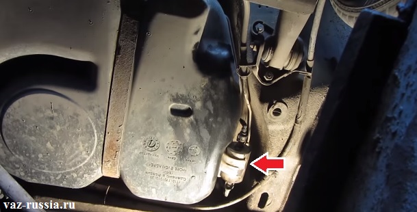 Стрелкой показано где расположен фильтр тонкой очистки в автомобиле