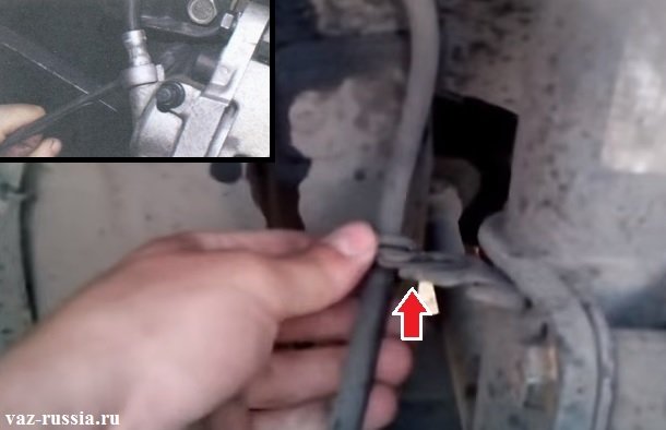 Отсоединение тормозного шланга от фиксатора и выкручивание его из цилиндра